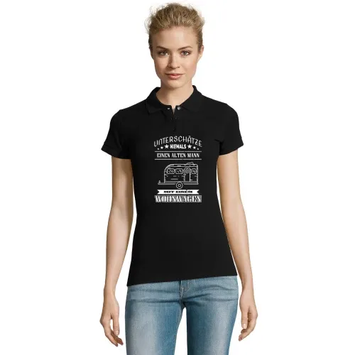 Alter Mann mit Wohnwagen Camping Rentner Rente Frauen Polo
