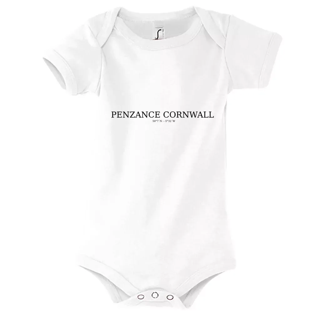 Strampler Kinder Body mit Aufdruck 'Penzance Cornwall  Koordinaten'