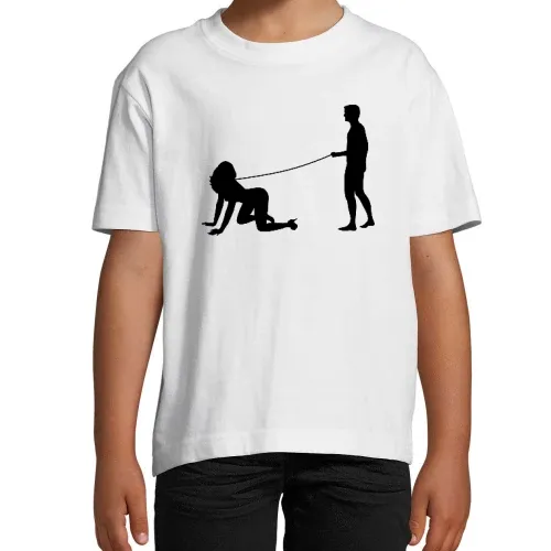 Mann geht mit Frau gassi Kinder T-Shirt