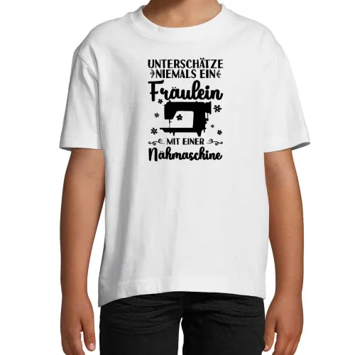 Unterschätze niemals ein Fräulein mit Nähmaschine Kinder T-Shirt