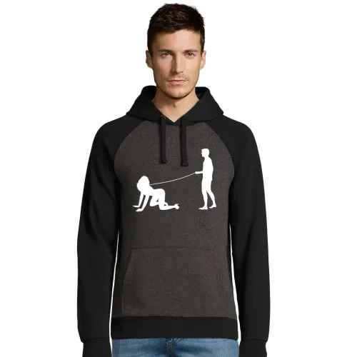 Mann geht mit Frau gassi Männer Hoodie