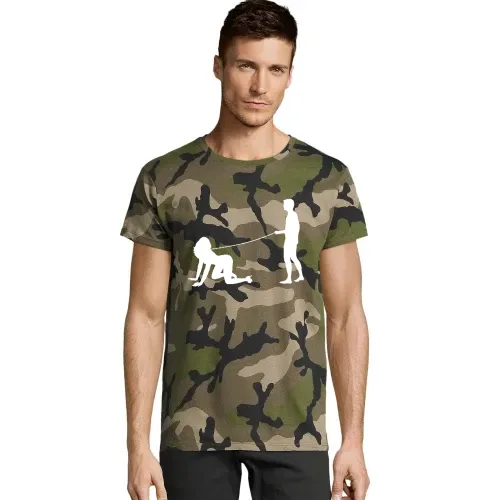 Mann geht mit Frau gassi Männer T-Shirt