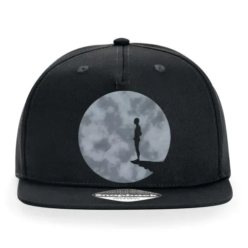 Mann entwässert sich vorm Mond Cap