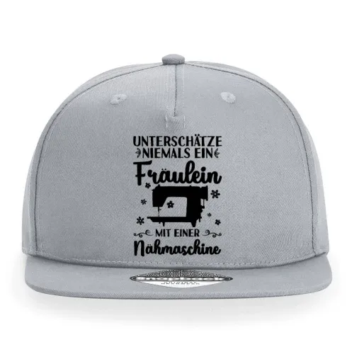 Unterschätze niemals ein Fräulein mit Nähmaschine Sonstig. Cap