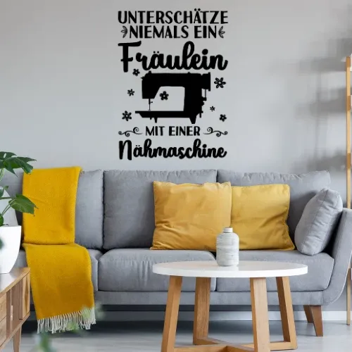 Unterschätze niemals ein Fräulein mit Nähmaschine Sonstig. Wandtattoo Unterschätze niemals ein Fräulein mit Nähmaschine Wandtattoo